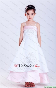 Una línea de correas del tobillo de longitud tafetán y raso bordado vestido de niña de las flores