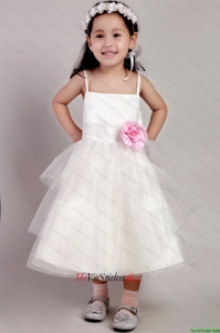 Blanca una línea de correas té de longitud de tul hecho a mano Little Flower Girl Dress