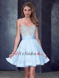 Nuevo estilo con cuentas cariño corto vestido de fiesta en azul claro