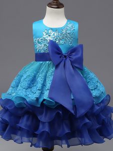 Precioso vestido con estampado de niña pequeña con forma de niña vestido azul real para la fiesta de bodas con encaje y capas rizadas y bowknot