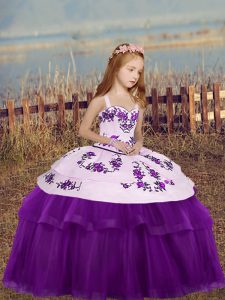 Sin mangas de tul hasta el suelo con cordones vestidos de desfile para niñas en berenjena púrpura con bordado