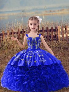 Barridos de tren vestidos de baile niñas pequeñas vestidos de desfile tela azul real con flores onduladas sin mangas con cordones