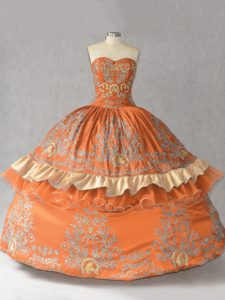 Elegante vestido de quinceañera con encaje de satén naranja sin mangas hasta el suelo bordado