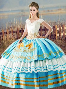 Deslumbrante vestido de organza en color azul y blanco sin mangas con cordones para el cumpleaños número 15 de dulce 16 y quinceañera