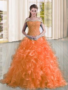 Los abalorios sin mangas clásicos y los encajes y volantes se ajustan a los vestidos de bola de membrillo con tren de barrido naranja