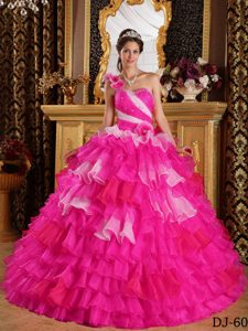 Caliente Rosa Vestido De Fiesta Un Sólo Hombro Hasta El Suelo Organdí Volantes Y Bordado Vestido De Quinceañera