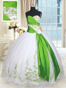 Longitud de piso blanco y verde vestidos de quinceanera organza sin mangas bordado y cinturón y flor hecha a mano