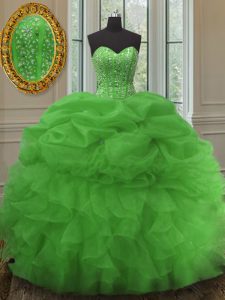 Los vestidos de bola de lujo verdes que rebordean y volantes y recogen vestidos de quinceanera atan para arriba la longitud sin mangas del piso del organza