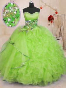 Los vestidos de bola verdes amarillos que rebordean y ruffles el vestido del cumpleaños 15 atan para arriba la longitud sin mangas del piso del organza