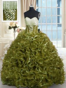 Organza verde oliva hasta el vestido de quinceañera sin mangas con cepillo de tren de perlas y volantes