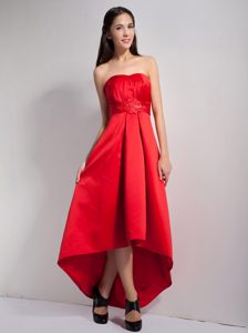 Precioso Rojo Corte A Estrapless Vestidos De Dama De Honor High-low Satén