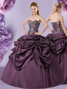 La longitud sin mangas del piso del tafetán del amor de los vestidos de bola de los vestidos de bola púrpuras atan para arriba el bordado y el vestido del quinceanera de las selecciones